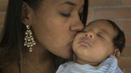 Germana Soares, de 24 años, besa a su hijo Guilherme, de dos meses, afectado con microcefalia
