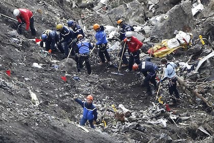 A un mes de la tragedia, aún continúan las tareas de rescate en la montaña