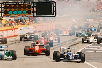 La caótica largada del Gran Premio de San Marino en Imola: el grupo de pilotos en la salida después de encenderse las luces verdes. Adelante (de izquierda a derecha) Michael Schumacher (Benneton-Ford), Gerhard Berger (Ferrari) y Ayrton Senna (Williams-Renault)