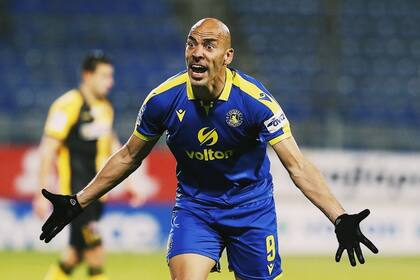 Jerónimo Barrales lleva 16 partidos, todos como titular, con 10 goles y 2 asistencias, siendo el segundo máximo artillero de la actual Superliga Griega