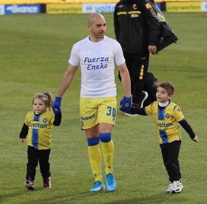 Jerónimo Barrales junto a sus hijos Benicio (6) y Francisca (4)