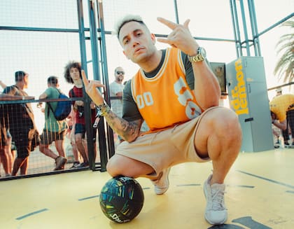 Gerónimo “Momo” Benavides, uno de los streamers argentinos más importantes de Latinoamérica, en la cancha de Dr. Lemon.