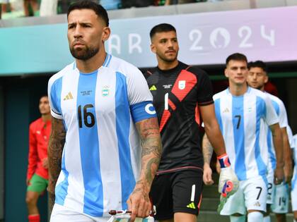 Gerónimo Rulli, detrás de Nicolás Otamendi, ingresa a la cancha durante los Juegos Olímpicos