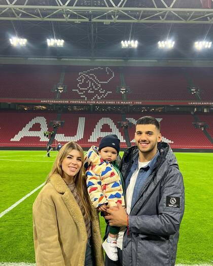Gerónimo Rulli junto a su pareja, Rocío Espósito, y su hijo Luca, durante su paso por Ajax, equipo en el que jugó durante dos temporadas hasta ser transferido a su actual club