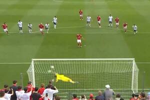 Gerónimo Rulli lanzó el manotazo con la derecha y evitó el gol en el penal que le pateó Romain Del Castillo; fue su primera jugada en el arco de Olympique de Marsella.