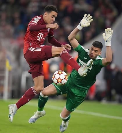 Gerónimo Rulli se impone en el duelo con Jamal Musiala: el arquero tuvo siete atajadas en la serie con Bayern Munich