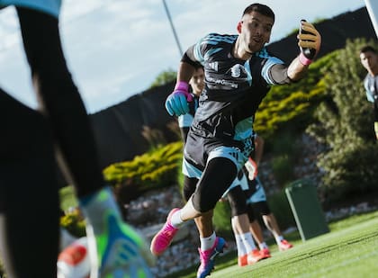 Gerónimo Rulli, suplente en Qatar 2022, arrancaría como titular si Emiliano Martínez no logra recuperarse de la lesión