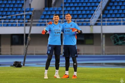 Gerónimo Rulli y Emiliano "Dibu" Martínez, socios del arco de la selección argentina; el primero estará en París 2024 porque el segundo no fue autorizado por su club, Aston Villa.