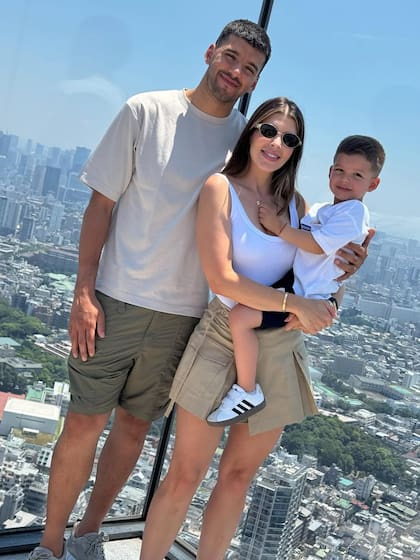 Gerónimo Rulli y Rocío Espósito Suárez junto a Luca, su hijo de 4 años (Foto: Instagram @rocioesposito)
