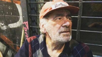 Gerónimo se encuentra en la esquina de Esmeralda y Mitre; siempre recibe con amabilidad a quienes se acercan a charlar