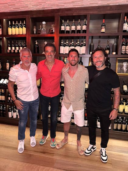 Gerry con Lionel y Jorge Messi y Diego Torres, habitués.