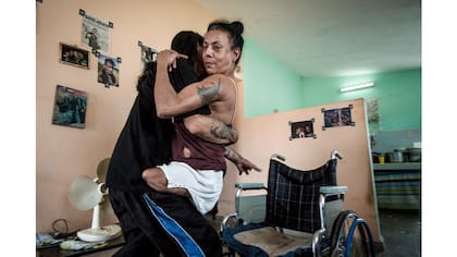 Gerson ayuda a Yohandra que perdió sus piernas debido a su enfermedad