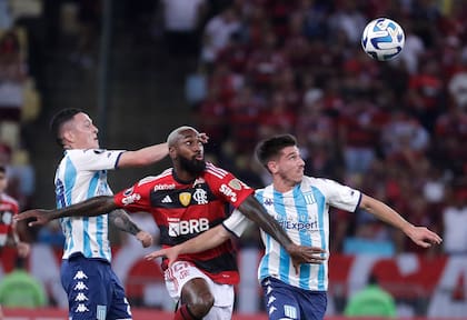 Gerson, de Flamengo, intenta abrirse paso entre Aníbal Moreno y Facundo Mura