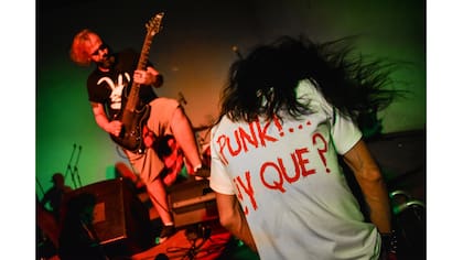 Gerson Govea baila en un concierto de hard rock en Pinar del Río