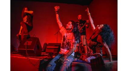 Gerson Govea y su esposa Yohandra Cardoso, durante un concierto de hard rock en Pinar del Río al oeste de Cuba