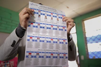 Gerson Gutiérrez, un candidato presidencial de la oposición muestra su papeleta en un colegio electoral durante las elecciones generales en Managua