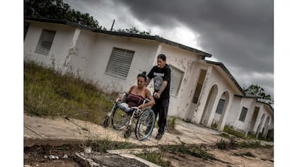Gerson y Yoandra llegan a su hogar, un antiguo sanatorio para pacientes con VIH, en Pinar del Río