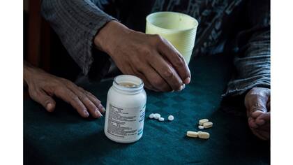 Gerson y Yohandra toman el coctel de medicinas contra el Sida en su casa de Pinar del Rio