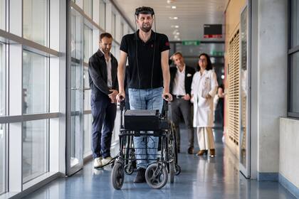 Gert-Jan de 40 años, víctima de una lesión en la médula espinal que lo dejó paralizado, posa con sus implantes que le permiten caminar con naturalidad, durante una conferencia de prensa en Lausana, el 23 de mayo de 2023.