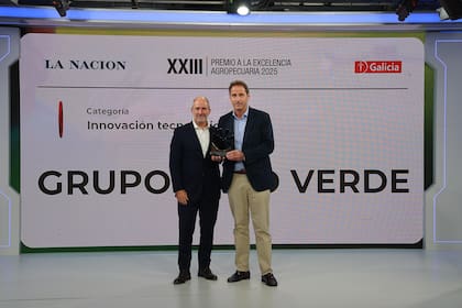 Gervasio Marques Peña, director Comercial de LA NACION, con Mariano José Medina, gerente de Agro de Grupo Faro Verde, que ganó en Mejor Innovación Tecnológica