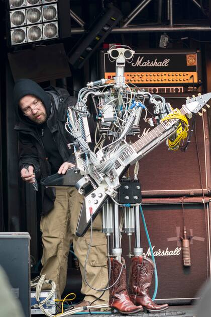 Un técnico prepara un robot para un recital en Union Square, Nueva York
