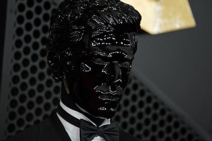 Gesaffelstein, uno de los ganadores, en su arribo al teatro