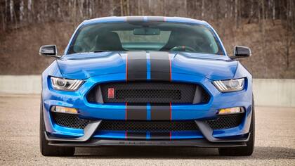 Gesto adusto: ceño fruncido y cara de pocos amigos para el clásico muscle car Ford Mustang