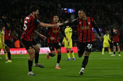 Gesto de Eli Junior Kroupi, el autor del gol, para con Marcos Senesi, que lo asistió en el éxito de Bournemouth contra Tottenham Hotspur.