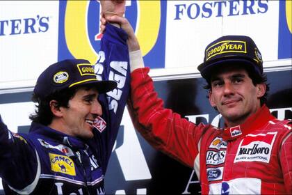 Gesto. Senna levanta el brazo de Prost, su ex compañero y eterno rival. Fue la última vez que la F1 los reunió