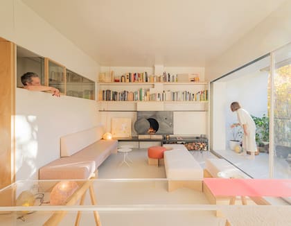 Gestos sutiles que hacen que todo luzca equilibrado y continuo: los estantes sobre el hogar cosen la ventana exterior y la interior, al colocarse a su misma altura y tomar el ancho de esta última.