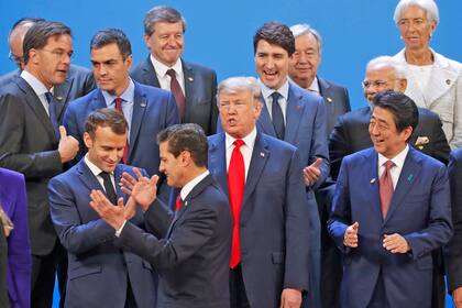 Gestos y sonrisas antes de posar para la foto de familia