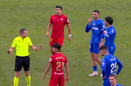 Getafe-Sevilla, el momento en el que Marcos Acuña fue insultado y el árbitro paró el partido