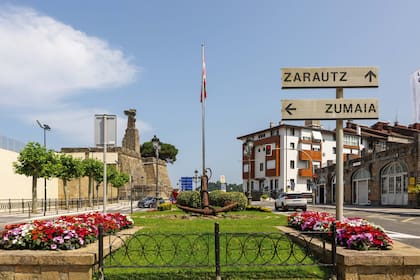 Getaria, entre Zumaia y Zarautz es parte de una seguidilla de pueblos a la vera del mar, ideales para comer pescados a la parrilla