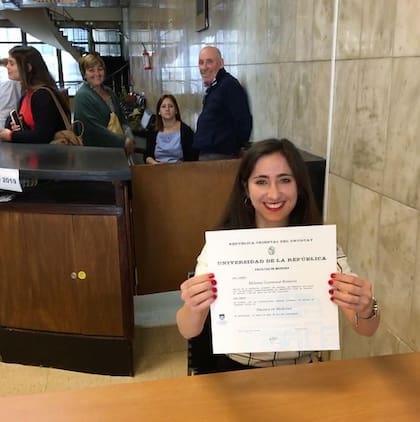 Geymonat sonríe: en la foto, se acaba de recibir de médica por la Universidad de la República