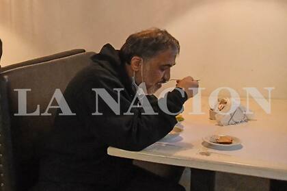 Ghasemi Gholamreza, en un restaurante cercano al hotel de Ezeiza donde para desde hace más de una semana