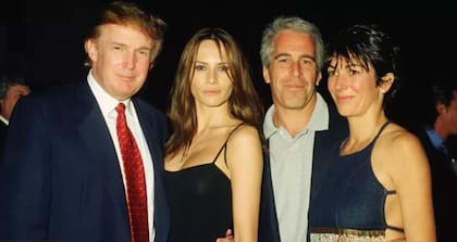 Ghislaine Maxwell (extremo derecha) junto a Epstein y Donald Trump (izquierda).