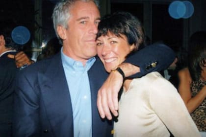 Ghislaine Maxwell, la pareja del empresario también fue detenida (Captura video)