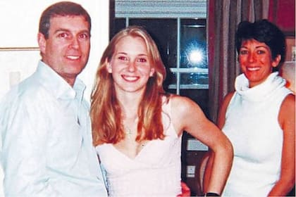 El príncipe Andrés, Virginia Giuffre -cuando tenía 17 años- y Ghislaine Maxwell, la exnovia de Epstein hoy detenida por delitos vinculados al tráfico sexual. 