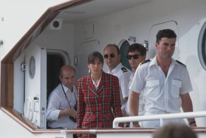 Ghislaine y personal del yate de Robert tras su muerte en el mar, 1991 (Getty Images)