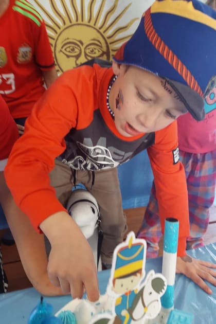 Gian en el momento más importante de la celebración de su cumpleaños número 6: la torta