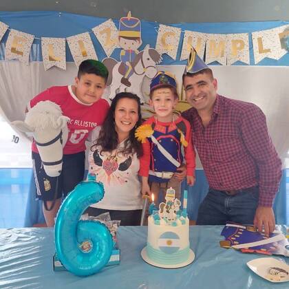 Gian junto a su hermano Benito y a sus papás, Claudia y Darío