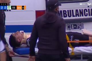 Un futbolista se fue en camilla y con cuello ortopédico: perdió tres dientes en el césped