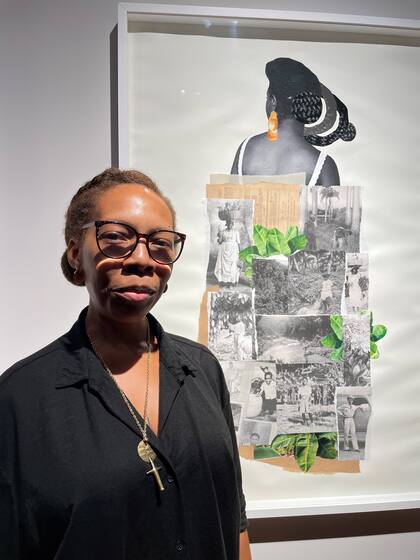 Giana De Dier con una de sus obras exhibidas en la Bienal de Venecia y ahora en el Museo del Canal, en Panamá