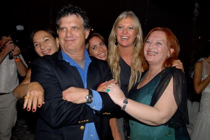 Gianfranco Macri posó junto a su hermana Sandra y un grupo de amigas.