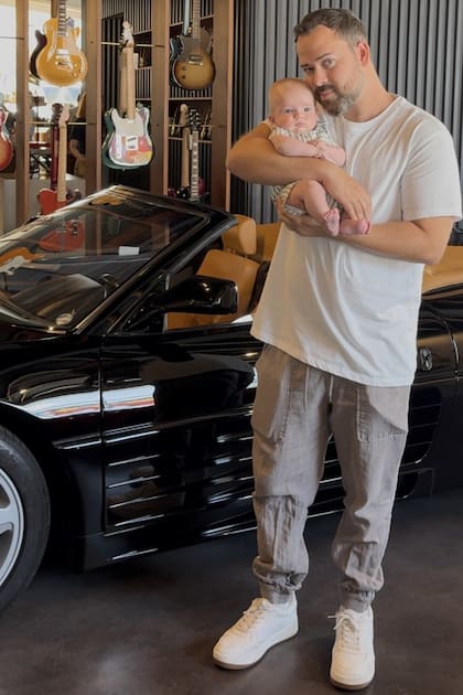 Gianfranco posa con su bebé Luca.