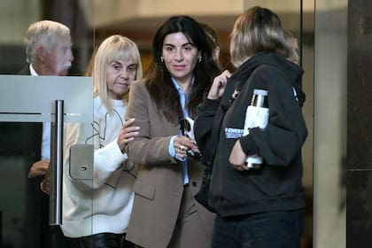 Gianinna Maradona, acompañada por su madre Claudia Villafañe, al salir de una de las audiencias del juicio