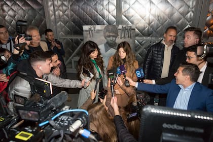 Gianinna y Dalma Maradona, hijas del Diez, estuvieron presentes en el evento en el que se presentó el avión Tango Dios, en el aeropuerto de Morón. 