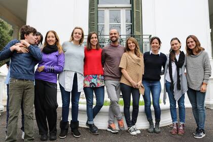 Gianluca junto a su madre y el equipo profesional de Casa Angelman.