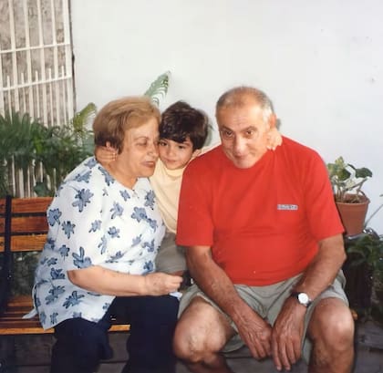 Gianluca junto a sus abuelos maternos María Angelica y José Hipólito Pugliese