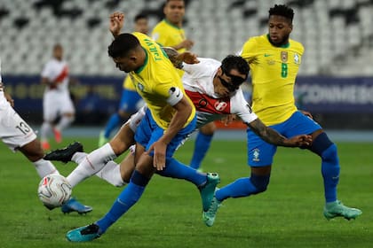 Gianluca Lapadula, delantero de Perú, ante Thiago Silva 